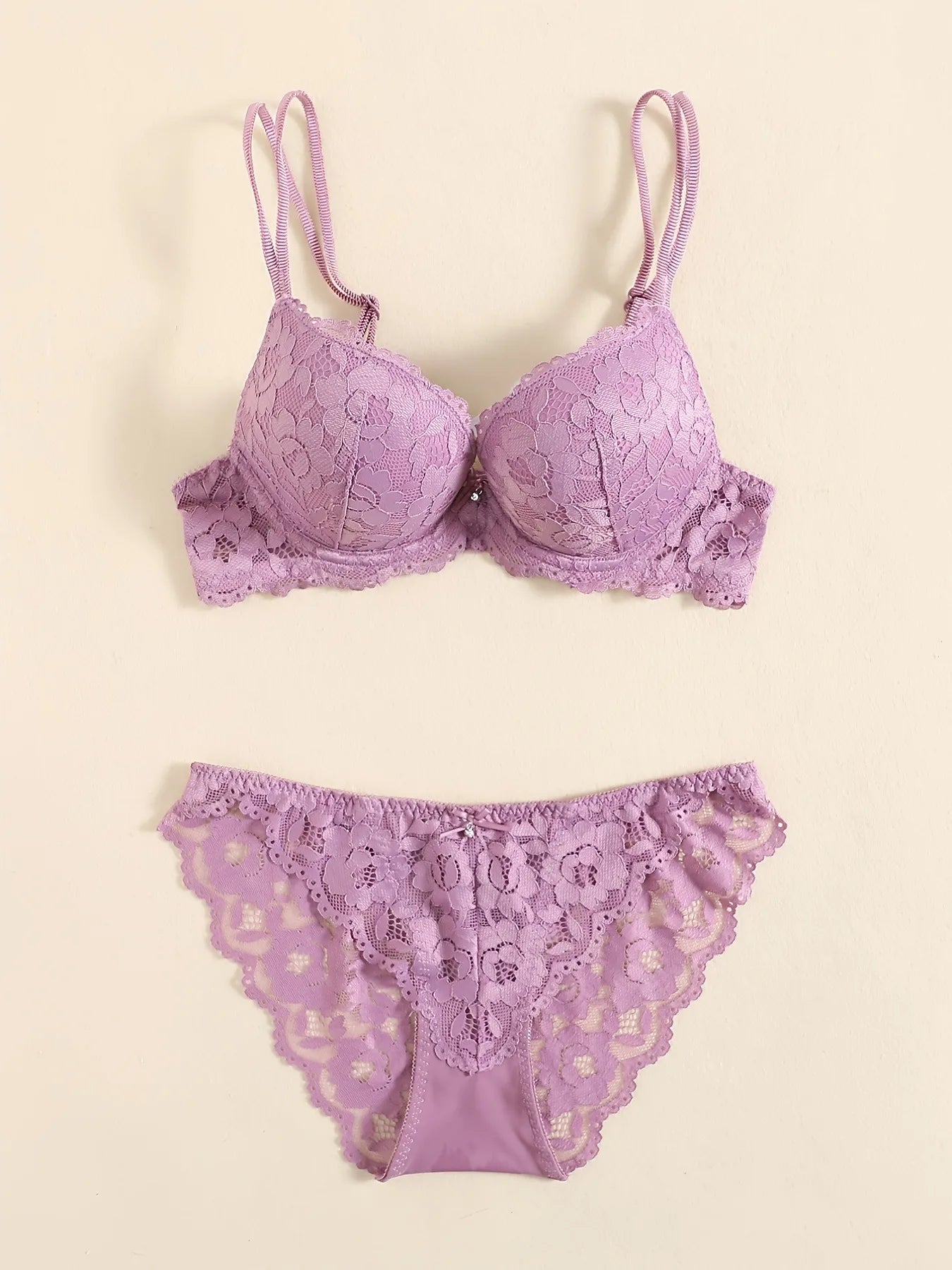 Ensemble de lingerie élégant en dentelle brodée, tissu respirant, soutien-gorge push-up et culotte transparente taille basse