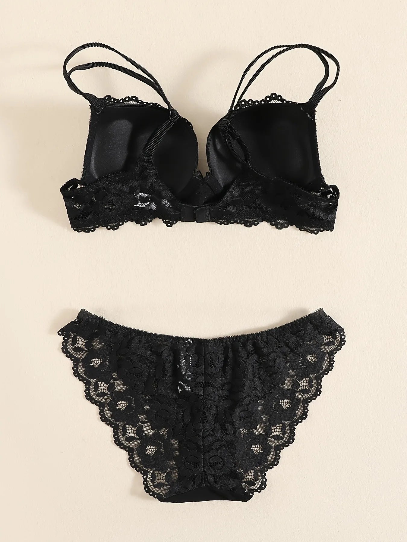 Ensemble de lingerie élégant en dentelle brodée, tissu respirant, soutien-gorge push-up et culotte transparente taille basse