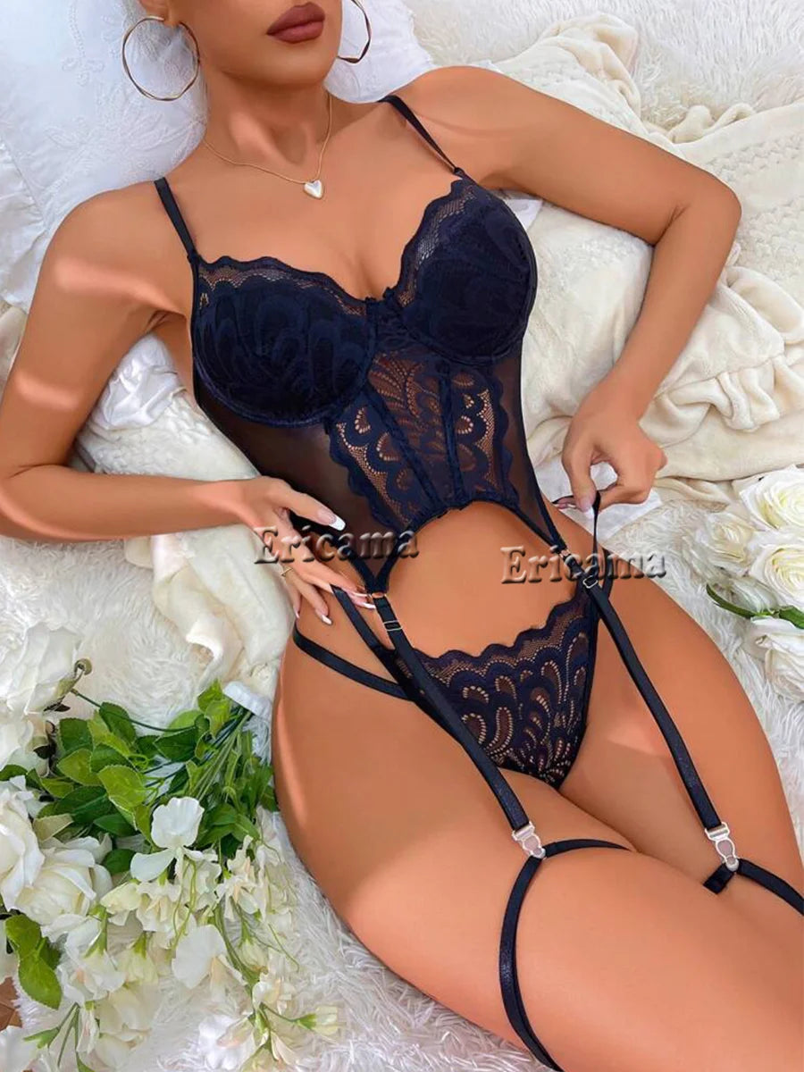 Ensemble de lingerie porte-jarretelles en dentelle florale avec collier – Sous-vêtements féminins 2024, soutien-gorge à armatures et string assorti.