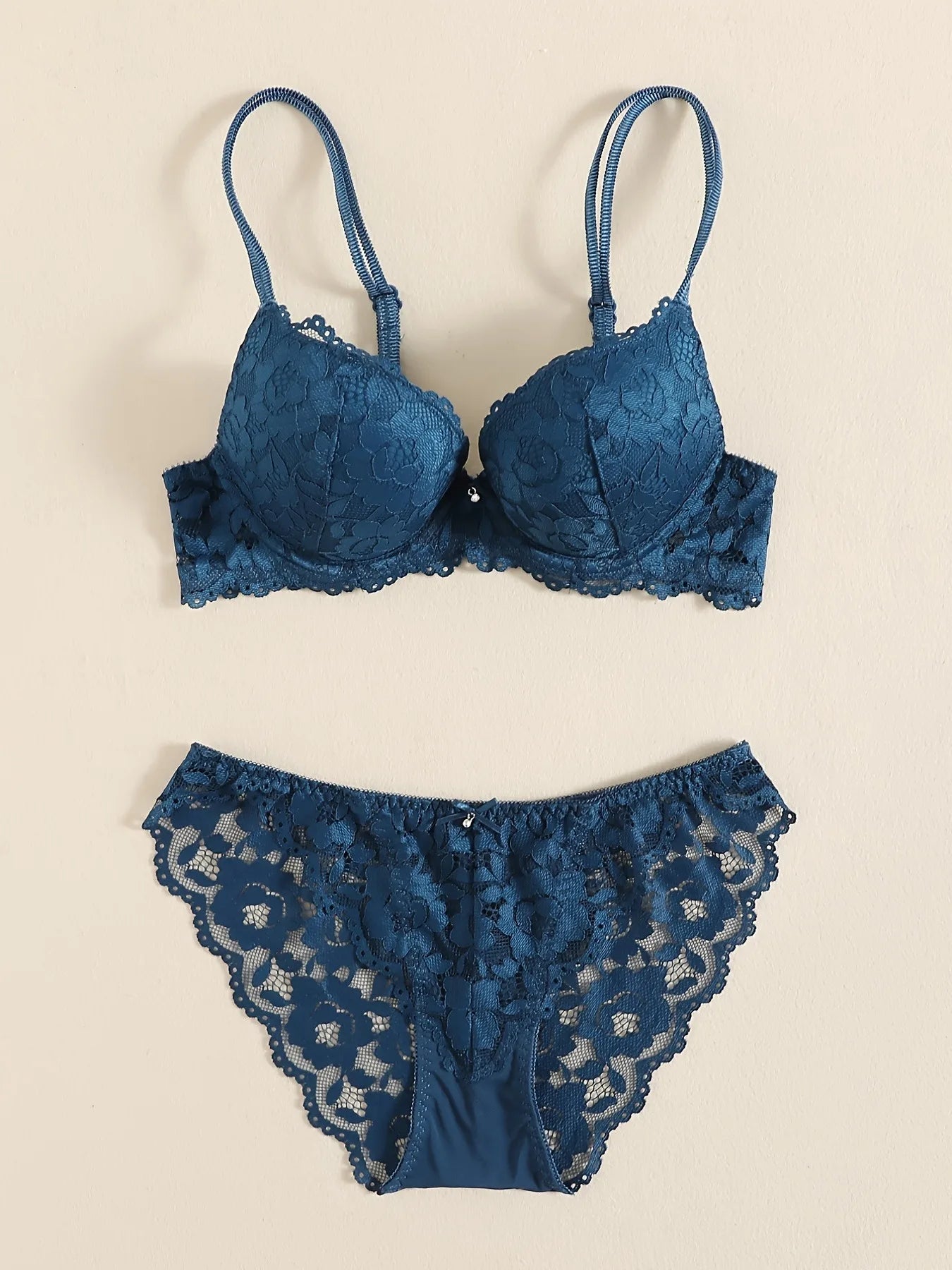 Ensemble de lingerie élégant en dentelle brodée, tissu respirant, soutien-gorge push-up et culotte transparente taille basse