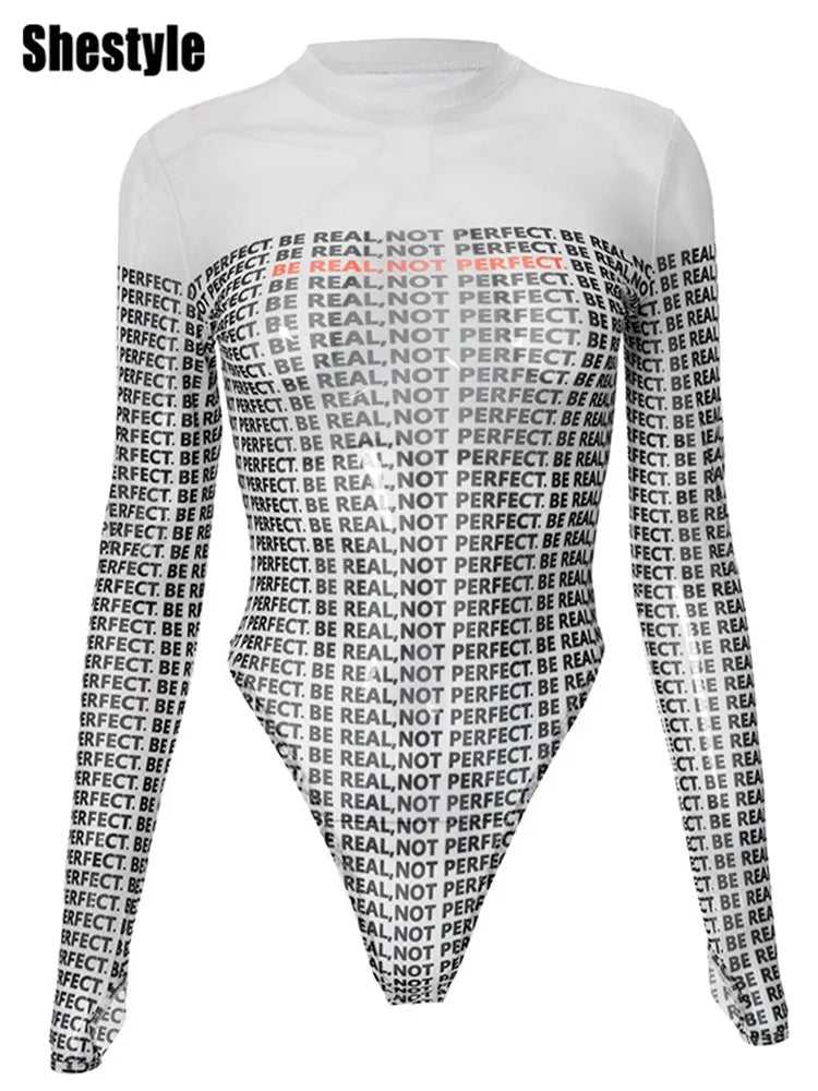 Shestyle Body transparent en mesh imprimé journal pour femme – Manches longues, col rond, design ajusté avec string assorti, look tendance et audacieux