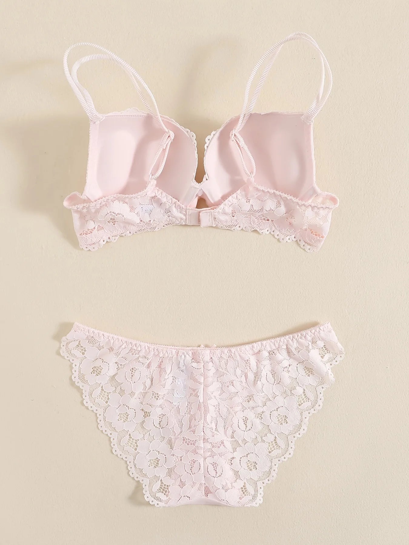 Ensemble de lingerie élégant en dentelle brodée, tissu respirant, soutien-gorge push-up et culotte transparente taille basse