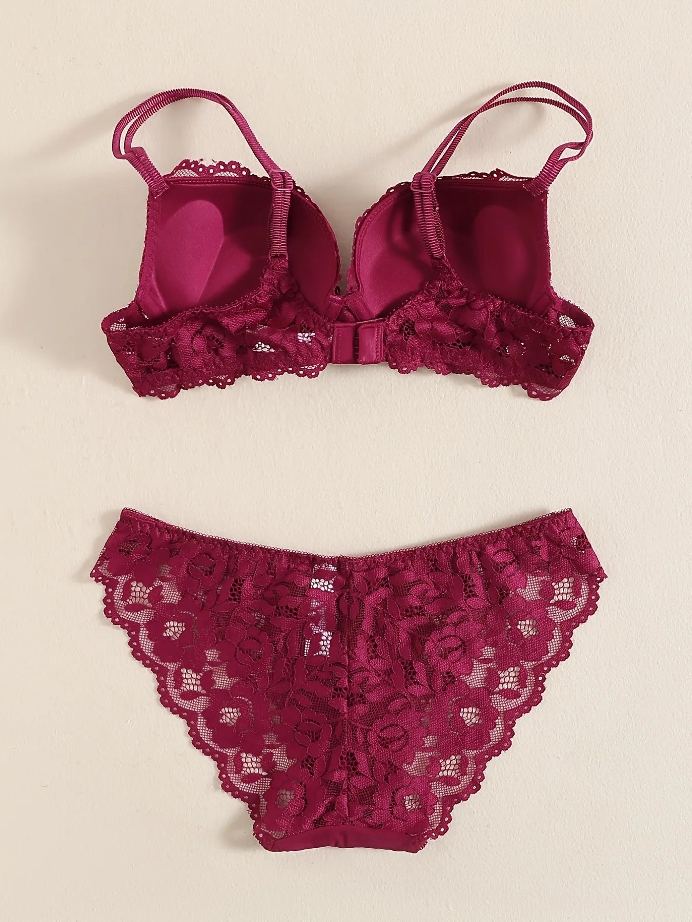 Ensemble de lingerie élégant en dentelle brodée, tissu respirant, soutien-gorge push-up et culotte transparente taille basse